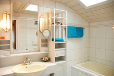 Helles Badezimmer mit Tageslicht