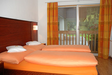 Apartment mit farbenfroher Bettwäsche