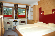 Zimmer mit Sitzecke und Sicht auf die Wagrainer Berge