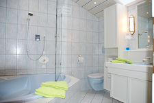 Farbenfrohes Badezimmer mit Wanne