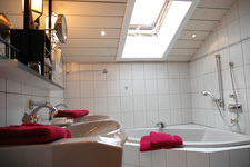 Modernes Badezimmer mit Eckwanne